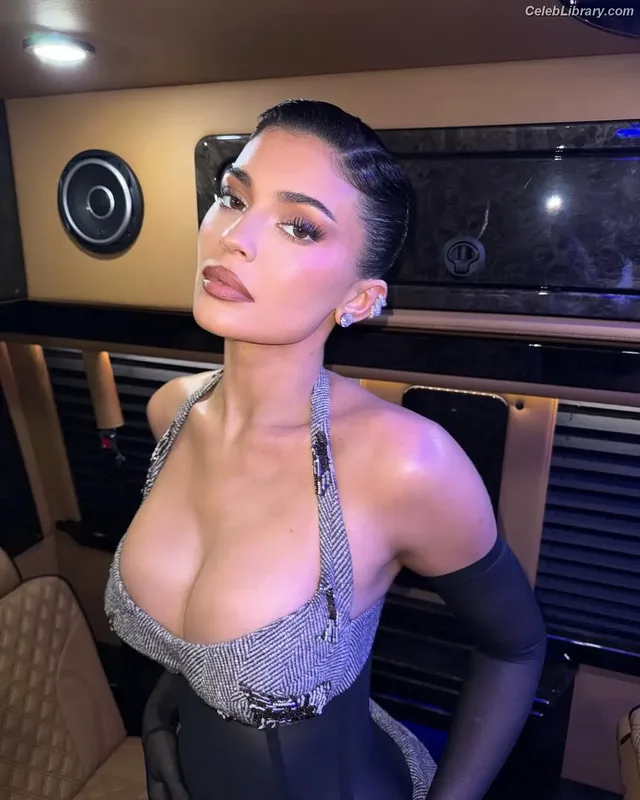 Kylie Jenner photo 8 of 4071