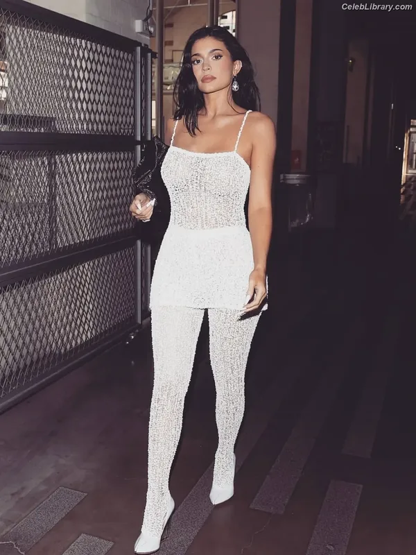 Kylie Jenner photo 15 of 4071