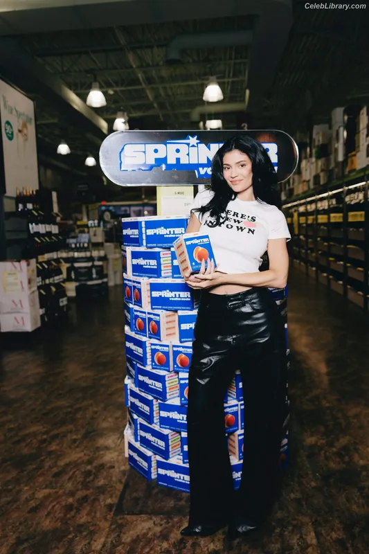 Kylie Jenner photo 21 of 4071