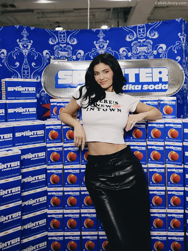 Kylie Jenner photo 22 of 4071