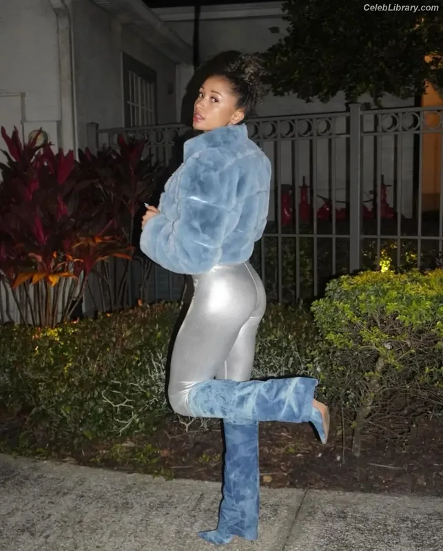 Kylie Jenner photo 12 of 4071