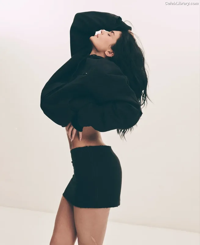 Kylie Jenner photo 4 of 4071