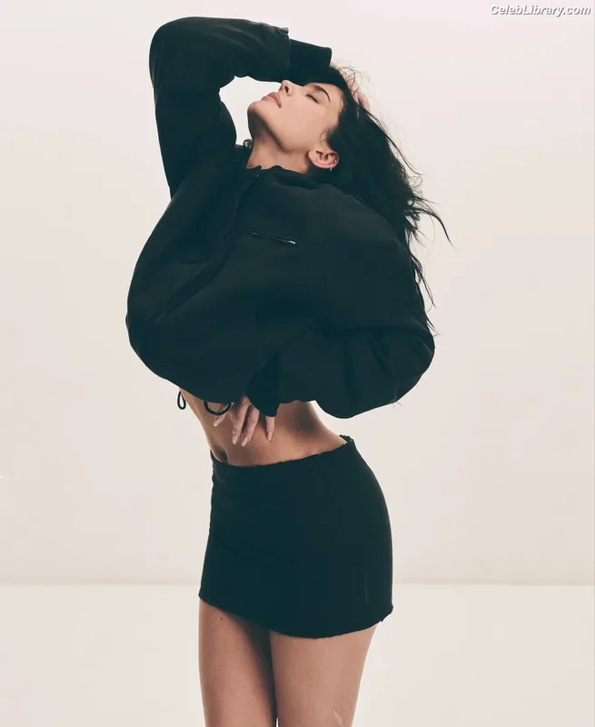 Kylie Jenner photo 5 of 4071