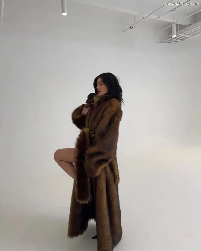 Kylie Jenner photo 11 of 4071