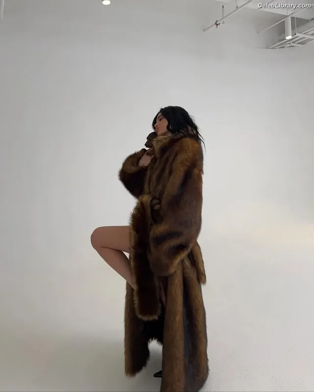 Kylie Jenner photo 14 of 4071