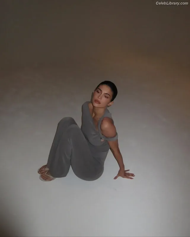 Kylie Jenner photo 15 of 4071