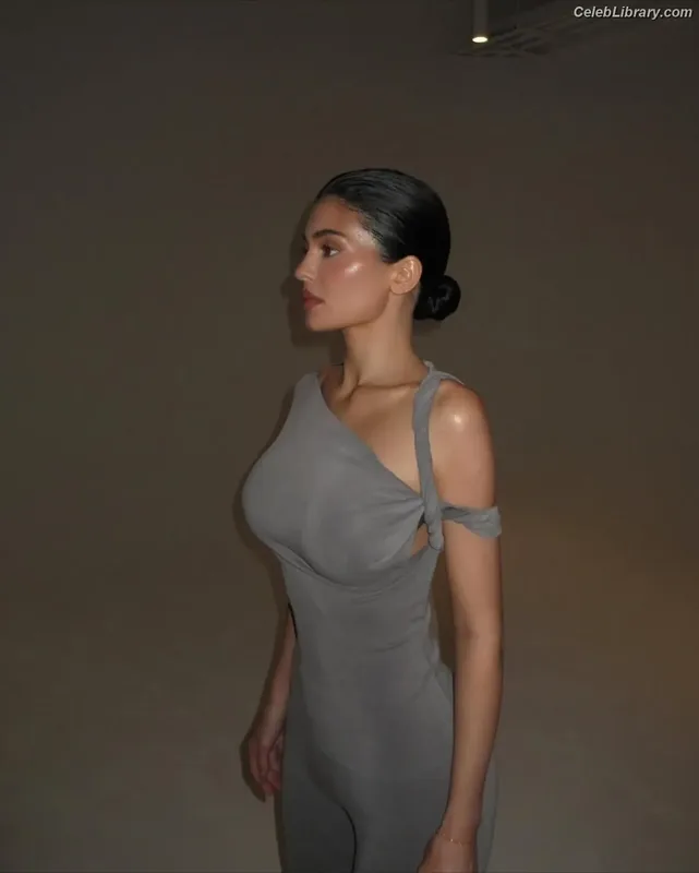 Kylie Jenner photo 17 of 4071