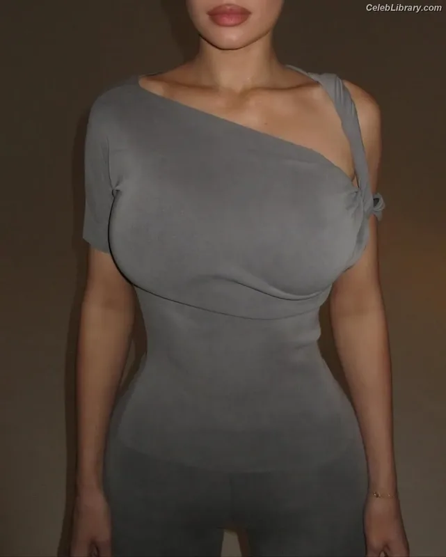 Kylie Jenner photo 18 of 4071