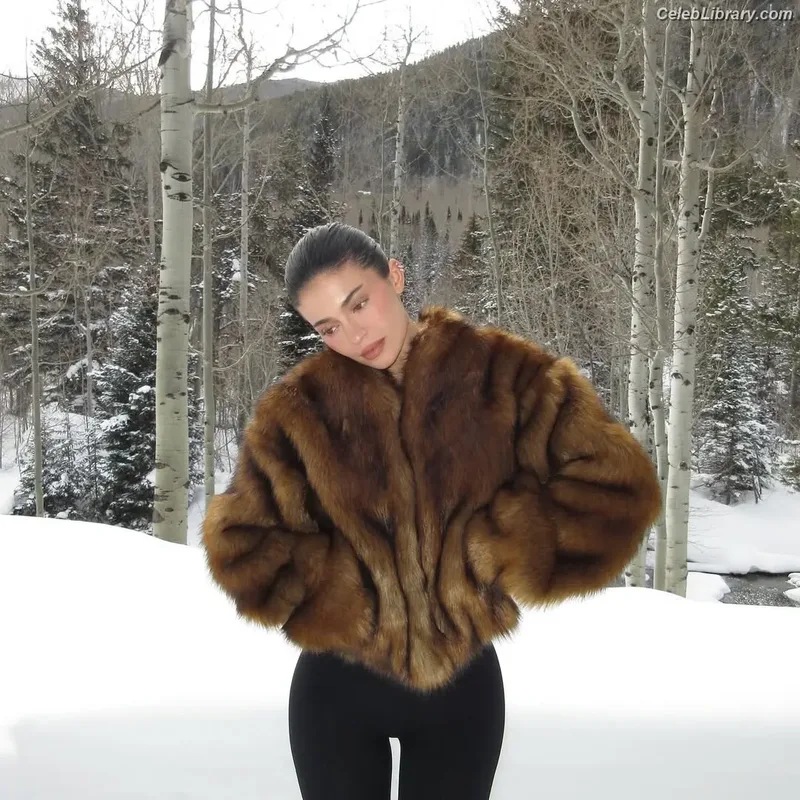 Kylie Jenner photo 20 of 4071