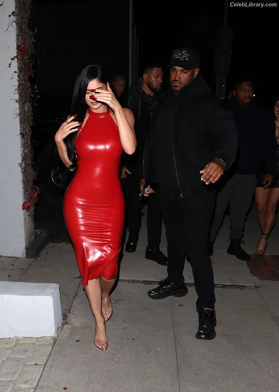 Kylie Jenner photo 12 of 4071