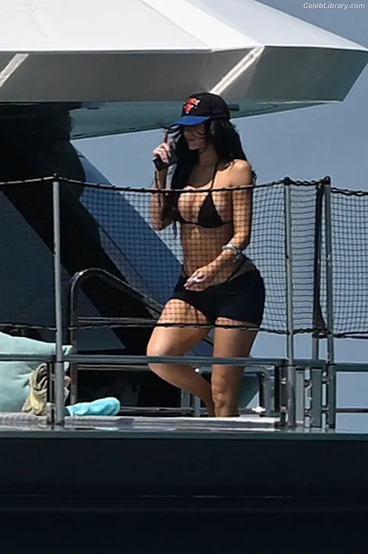 Kylie Jenner photo 13 of 4071