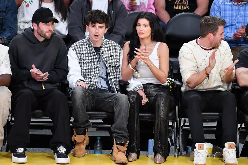 Kylie Jenner photo 19 of 4071