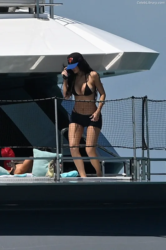 Kylie Jenner photo 23 of 4071