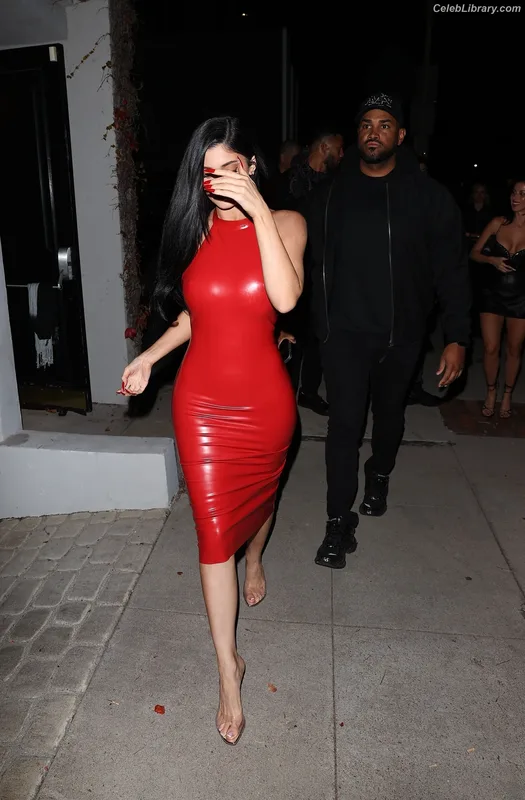 Kylie Jenner photo 3 of 4071