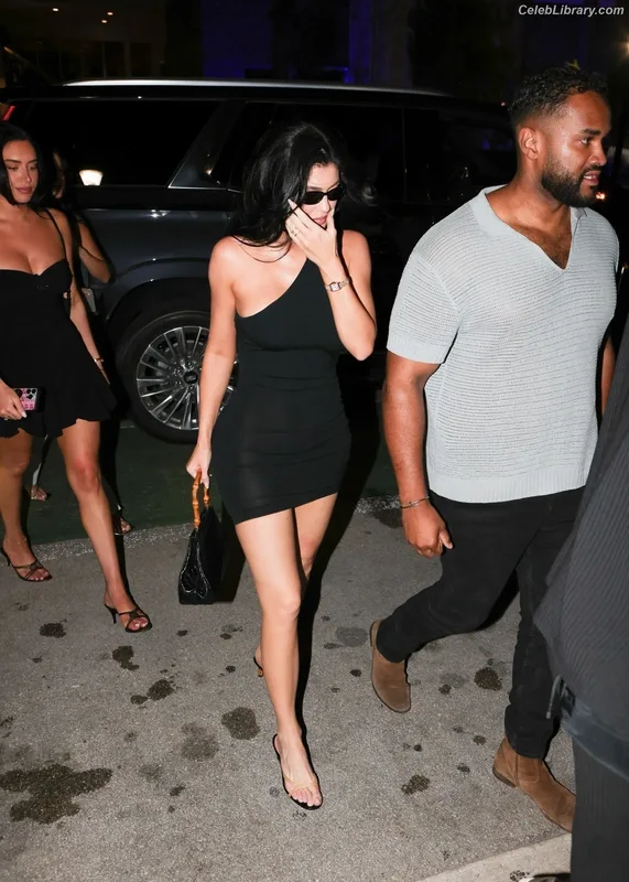 Kylie Jenner photo 4 of 4071