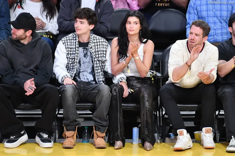 Kylie Jenner photo 5 of 4071