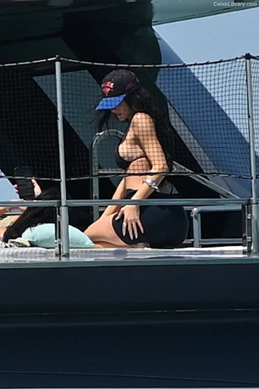 Kylie Jenner photo 10 of 4071