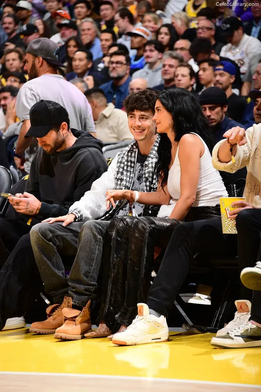 Kylie Jenner photo 17 of 4071