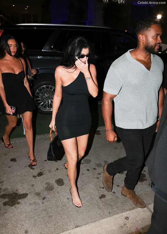 Kylie Jenner photo 19 of 4071