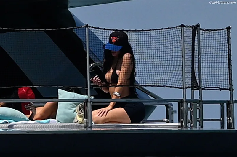 Kylie Jenner photo 21 of 4071