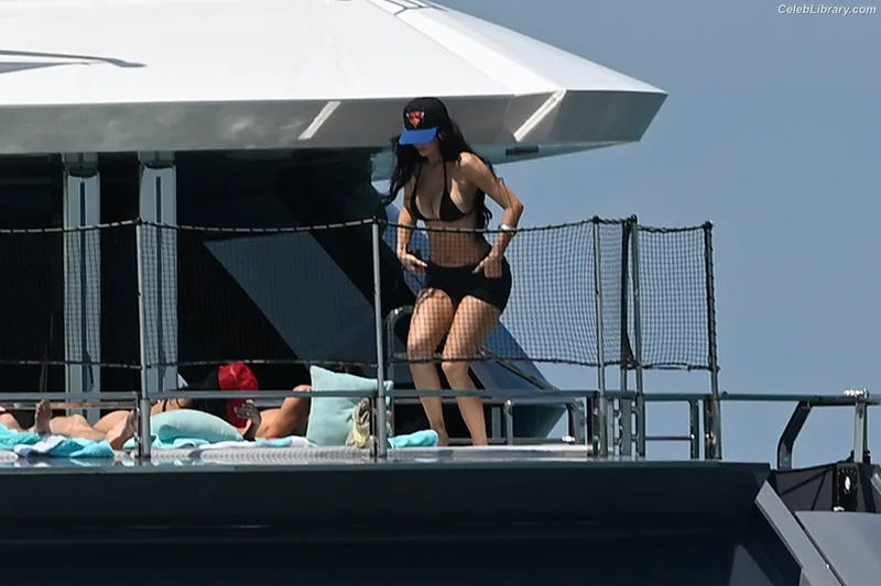 Kylie Jenner photo 23 of 4071