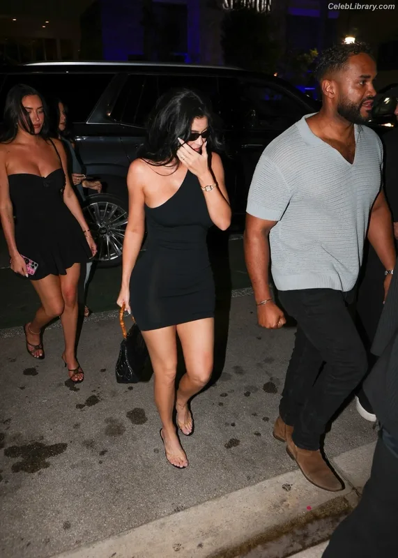 Kylie Jenner photo 24 of 4071