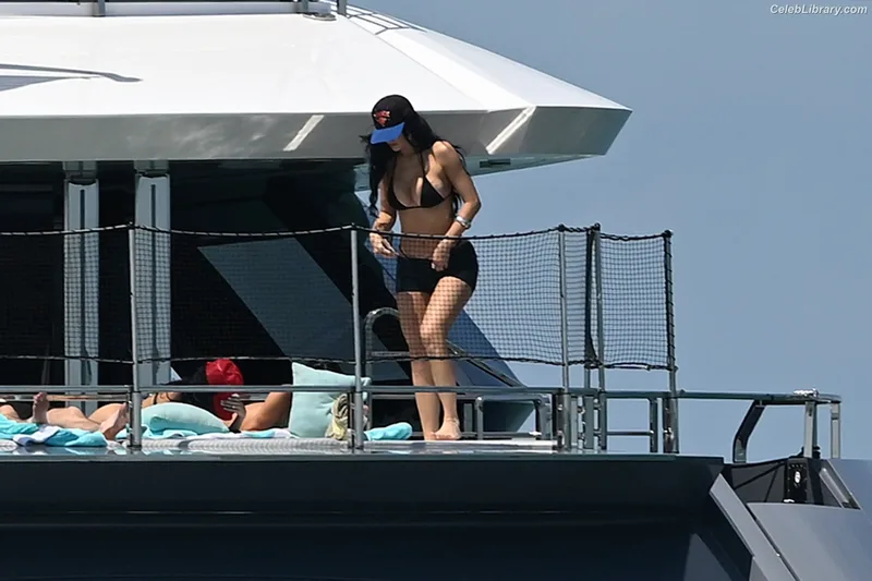 Kylie Jenner photo 9 of 4071