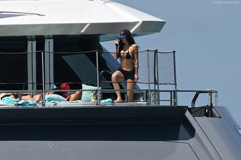 Kylie Jenner photo 23 of 4071