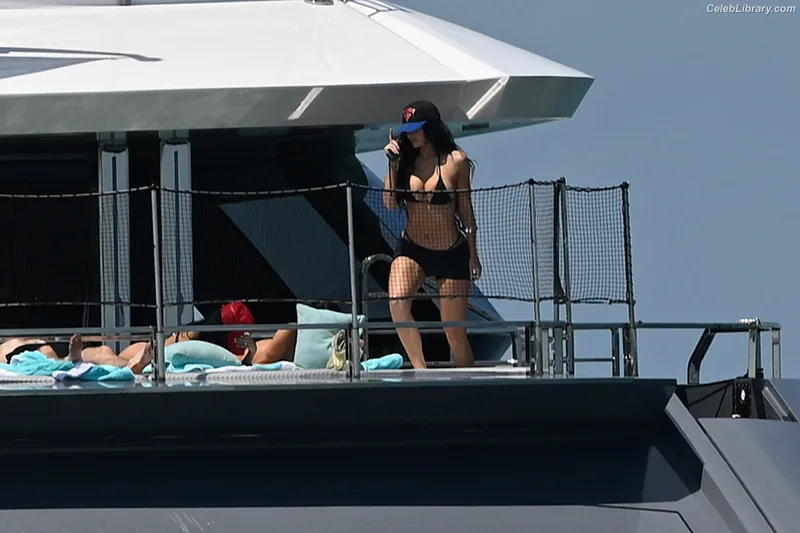 Kylie Jenner photo 14 of 4071