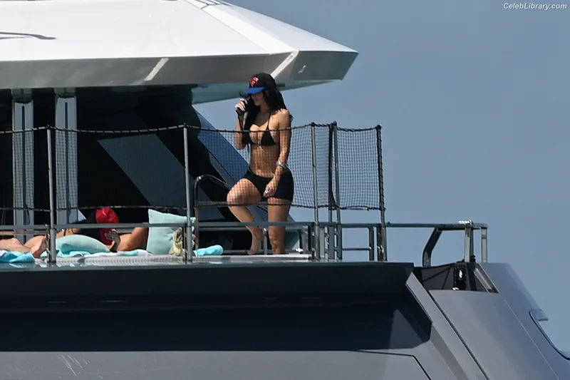 Kylie Jenner photo 21 of 4071