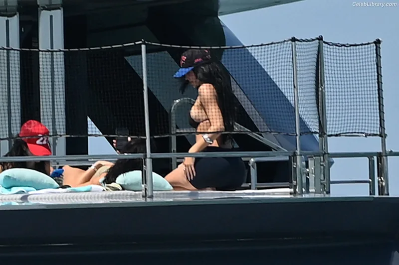 Kylie Jenner photo 7 of 4071