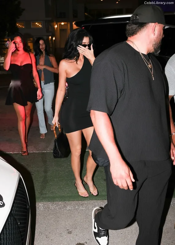 Kylie Jenner photo 8 of 4071