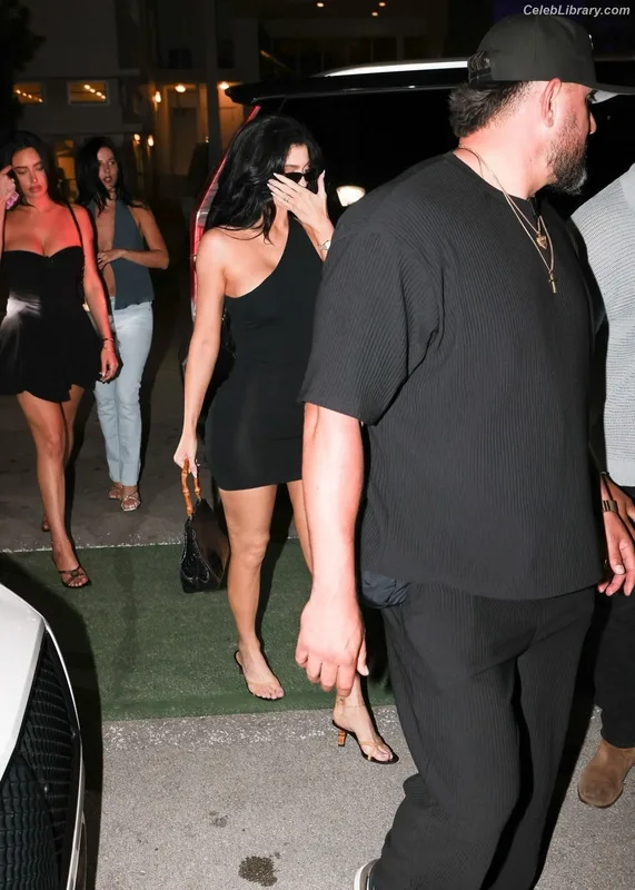 Kylie Jenner photo 15 of 4071