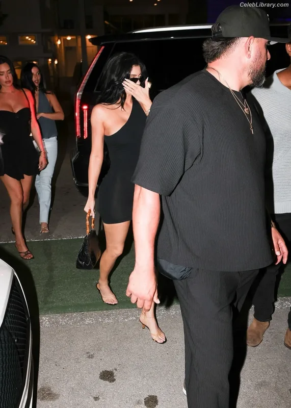 Kylie Jenner photo 18 of 4071