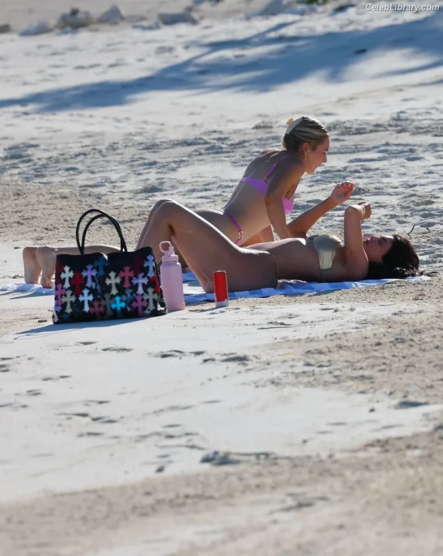 Kylie Jenner photo 21 of 4071