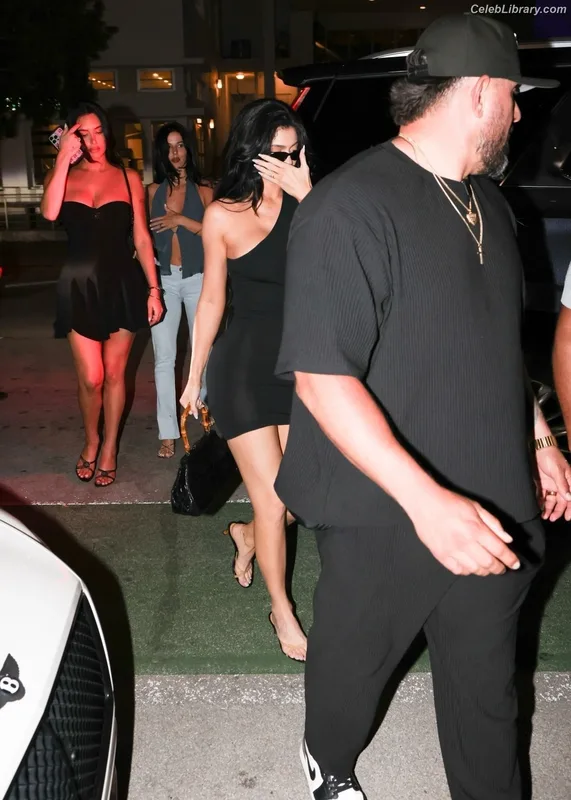 Kylie Jenner photo 2 of 4071