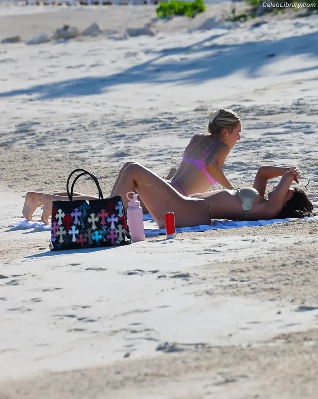 Kylie Jenner photo 3 of 4071