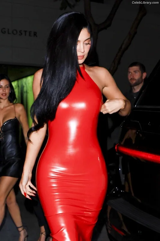 Kylie Jenner photo 6 of 4071