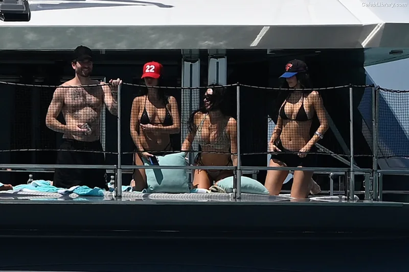 Kylie Jenner photo 15 of 4071