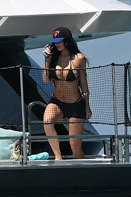 Kylie Jenner photo 16 of 4071
