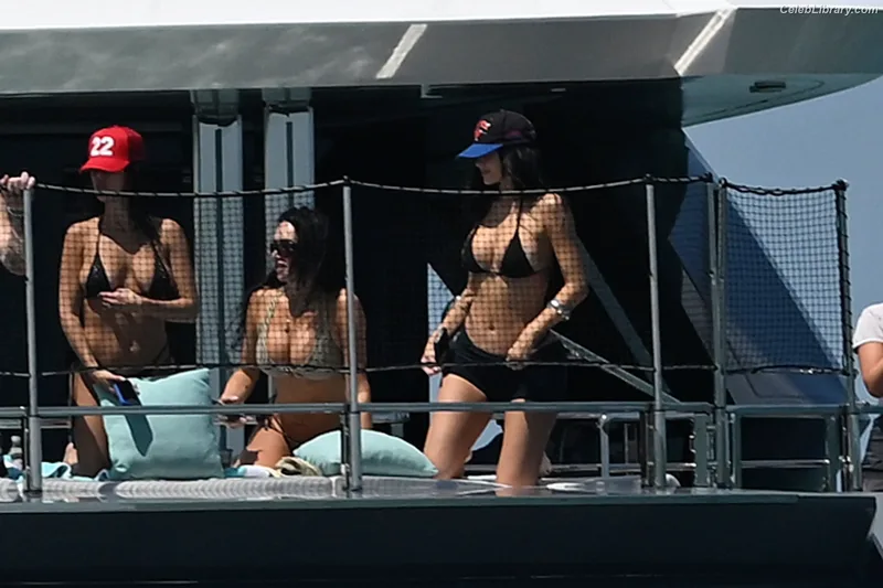 Kylie Jenner photo 19 of 4071