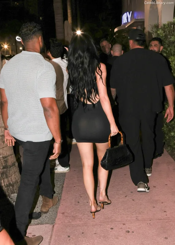 Kylie Jenner photo 23 of 4071