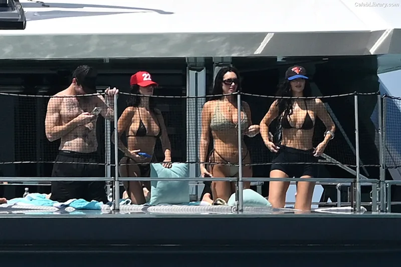 Kylie Jenner photo 5 of 4071