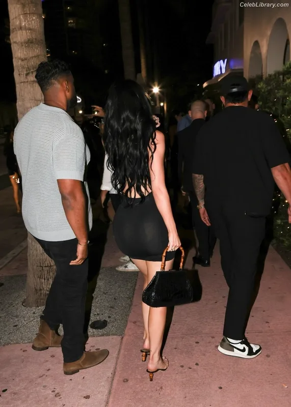 Kylie Jenner photo 12 of 4071