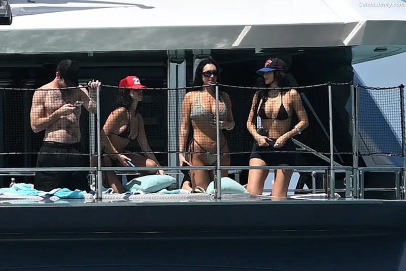 Kylie Jenner photo 15 of 4071