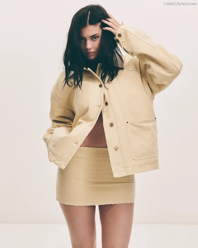 Kylie Jenner photo 20 of 4071