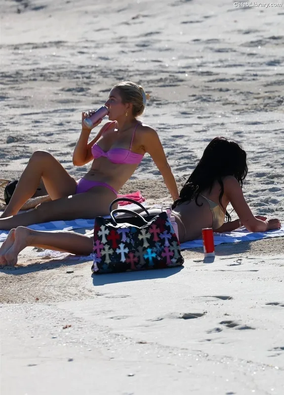 Kylie Jenner photo 11 of 4071