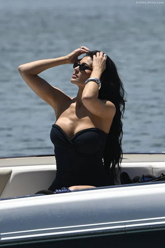 Kylie Jenner photo 13 of 4071