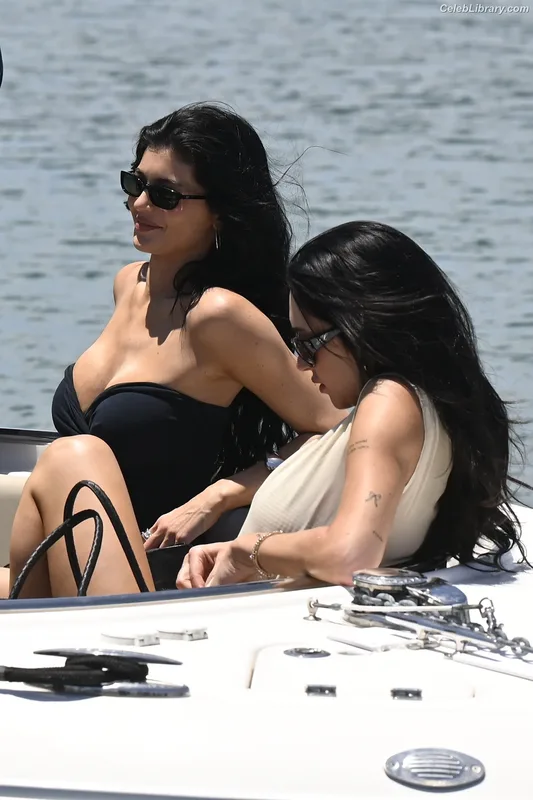 Kylie Jenner photo 20 of 4071