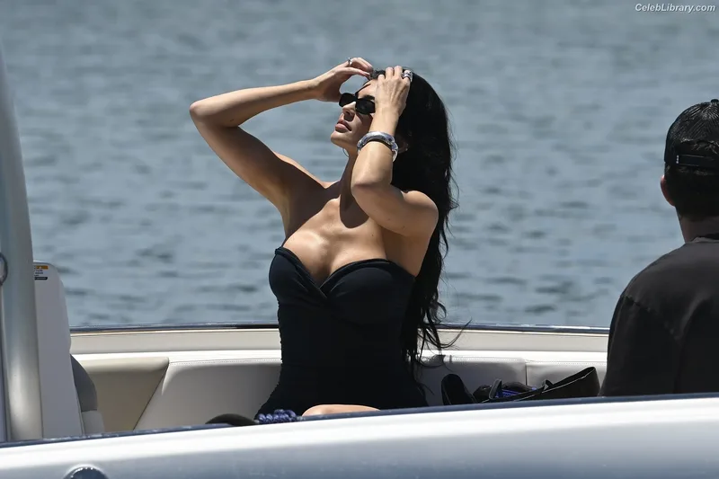 Kylie Jenner photo 24 of 4071